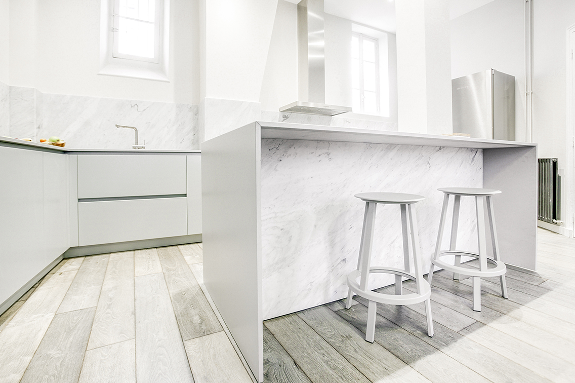 Marmo di carrara su misura, cucina laccata Tavolo Saarinen Piano cottura Miele bianco